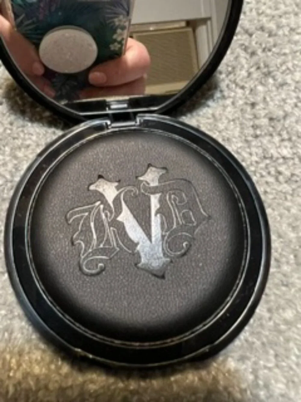 NWOB KVD Lock-it Finishing Powder in Light-Medium - Never used